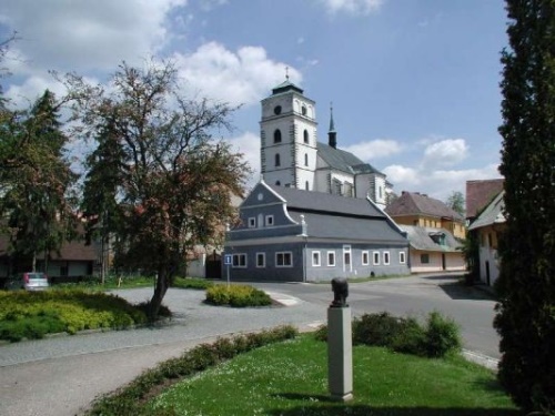  | Pohled na kostel a barokní špitál