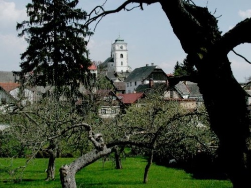  | Pohled na kostel z Březenské ulice